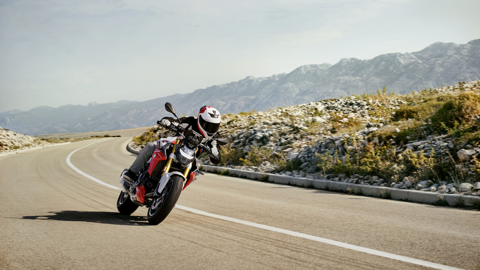 I Do Not Understand My Fascination With the BMW F 900 R