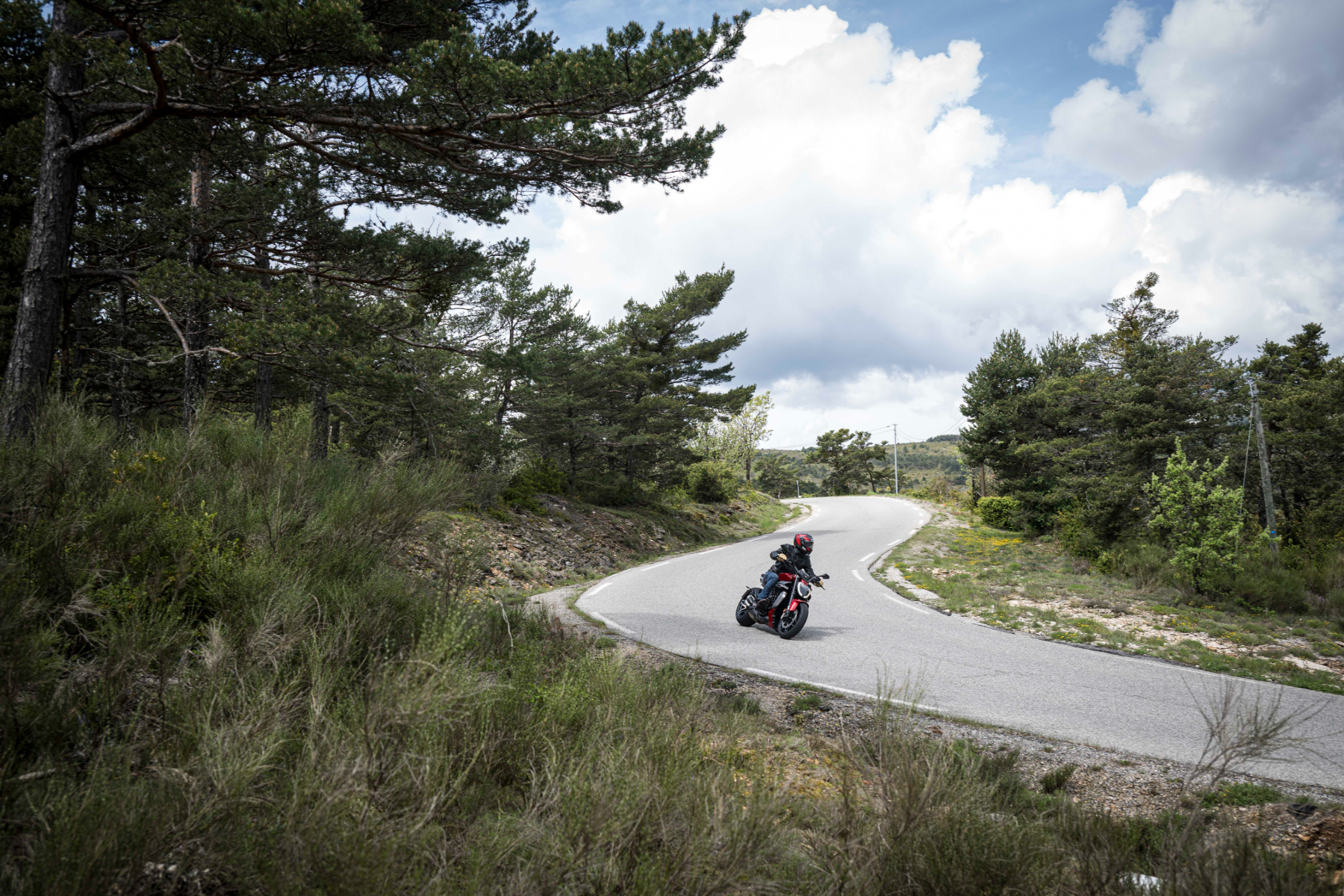 Tubed vs. tubeless motorcycle tires: Which is right for you?